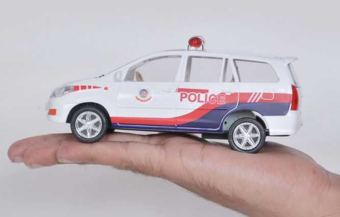 Centy Toys Innova Police Chase diecast locomotive