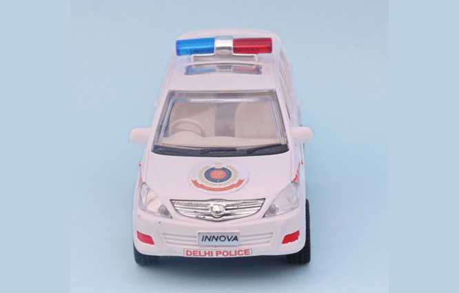 Centy Toys Innova Police Chase diecast locomotive