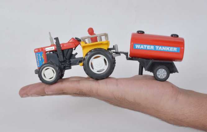 Centy Toys Tractor with Tanker diecast locomotive